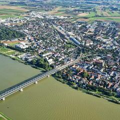 Flugwegposition um 14:20:09: Aufgenommen in der Nähe von Tulln an der Donau, Österreich in 555 Meter